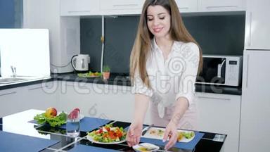 健康的饭菜，女孩在新鲜沙拉上倒入橄榄油，蔬菜和西红柿慢动作